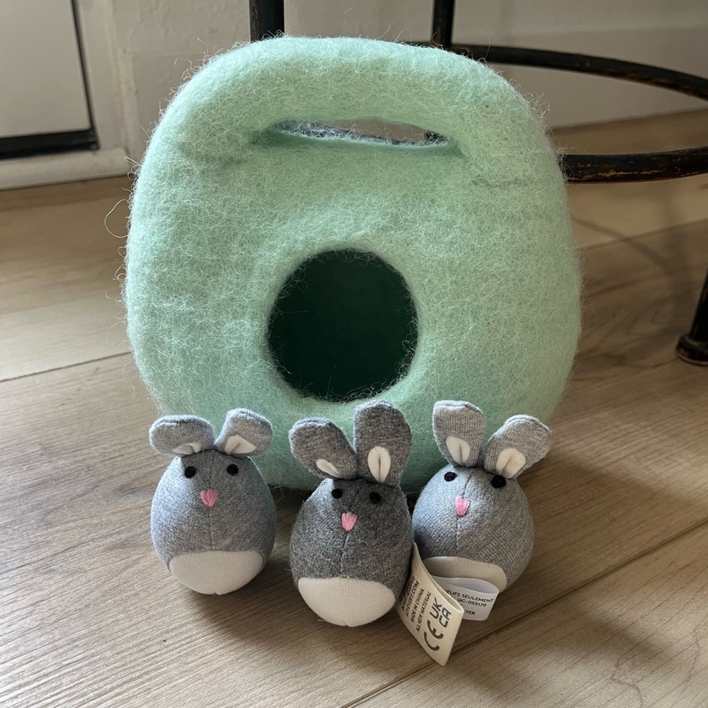 Lovevery Bunnies in felt burrow Babbler Kit 13-15 Months Montessori Learning Toy